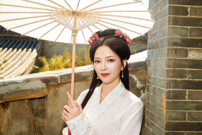 穿着汉服马面裙手持油纸伞的东方美女