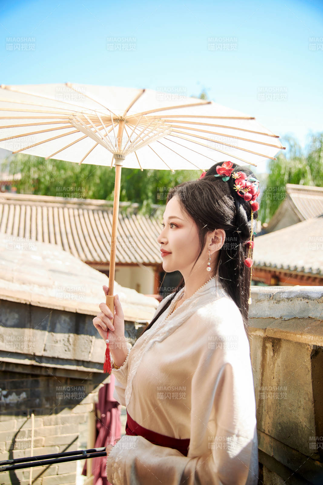 穿著漢服馬面裙手持油紙傘的東方美女