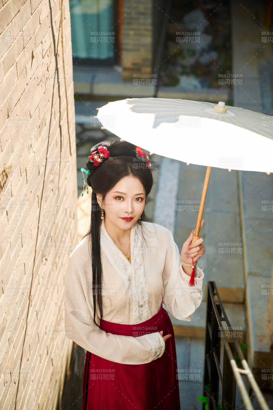 穿著漢服馬面裙手持油紙傘的東方美女