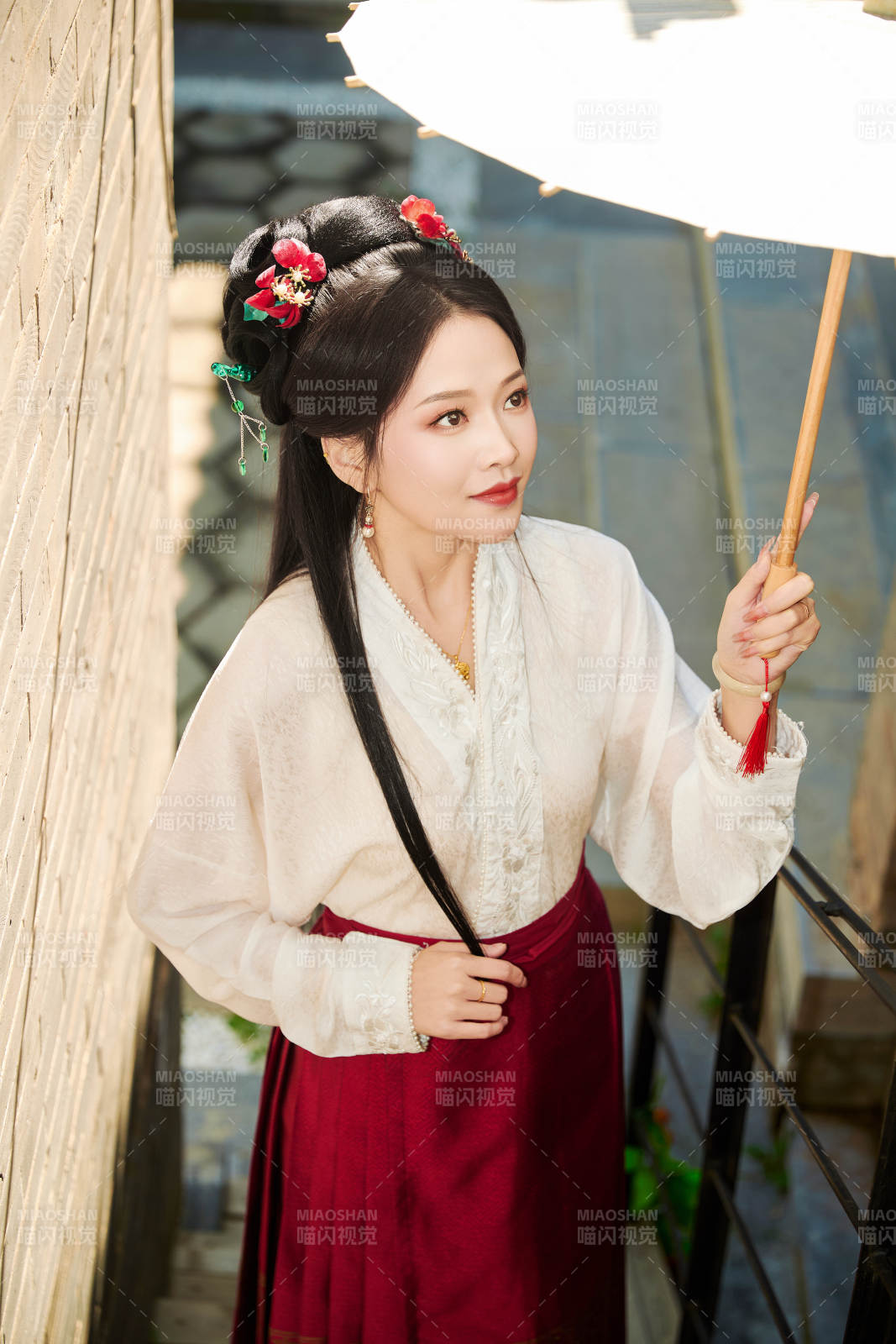 穿著漢服馬面裙手持油紙傘的東方美女