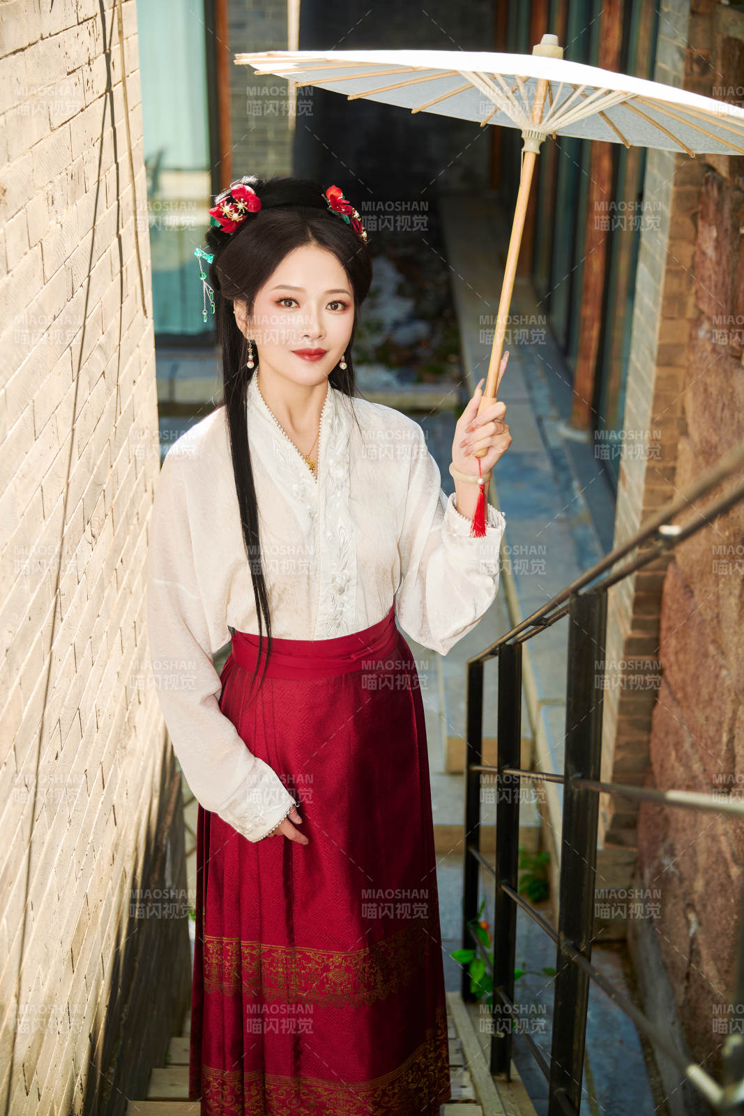 穿著漢服馬面裙手持油紙傘的東方美女