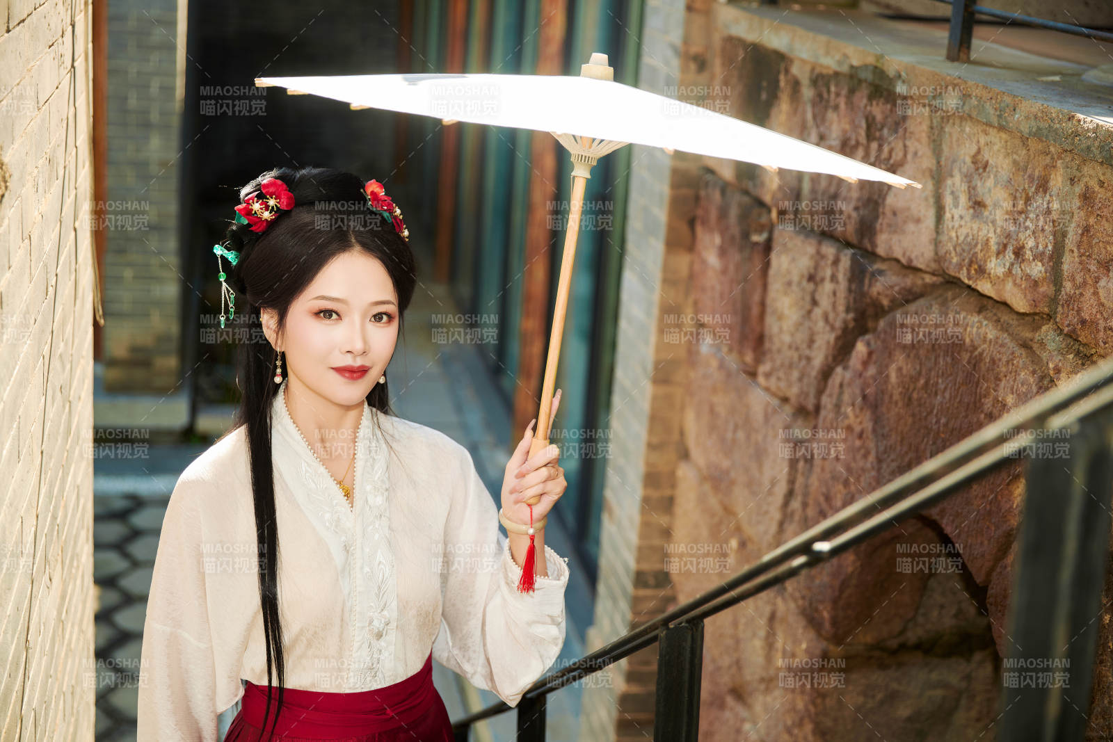 穿著漢服馬面裙手持油紙傘的東方美女