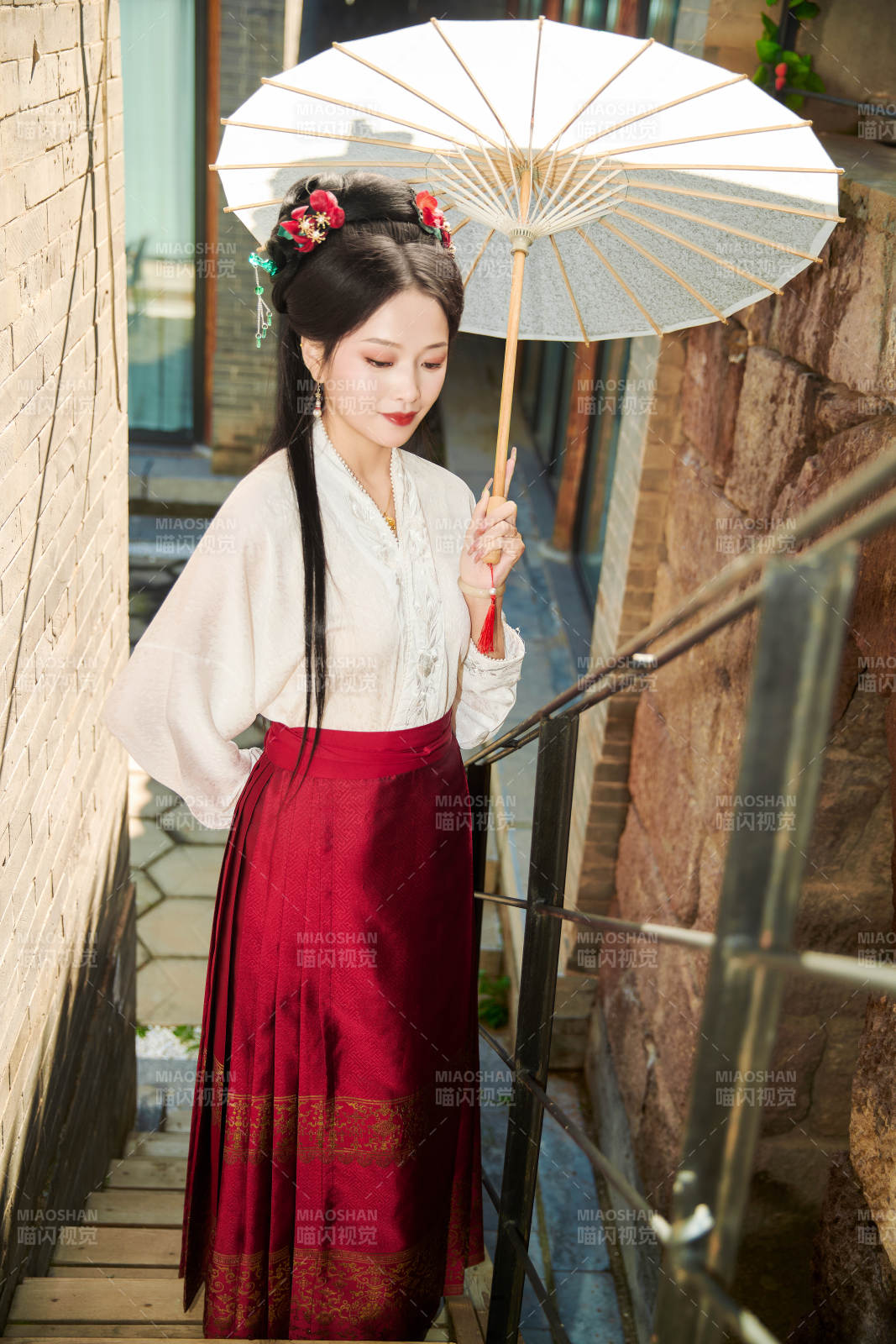 穿着汉服马面裙手持油纸伞的东方美女