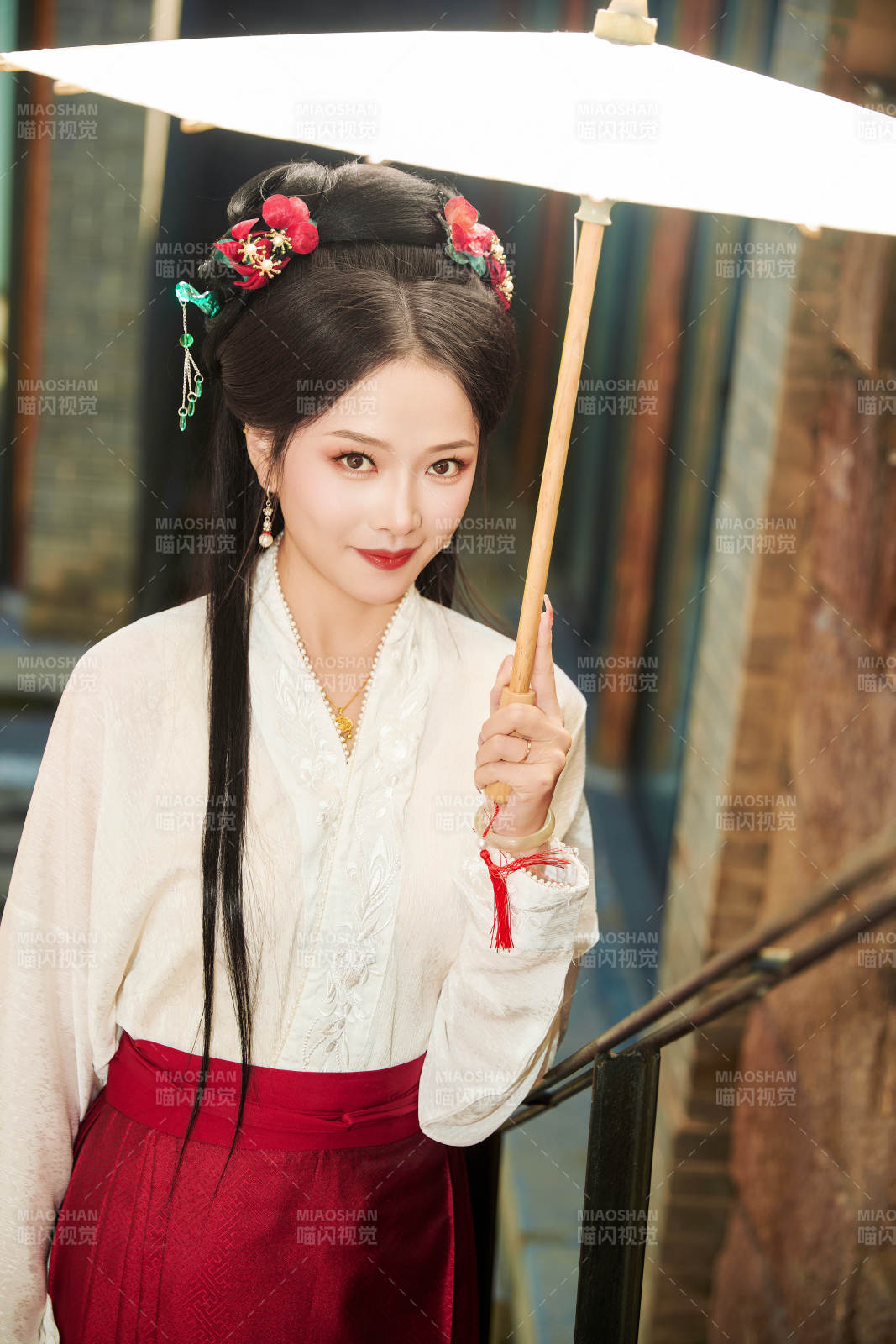 穿著漢服馬面裙手持油紙傘的東方美女