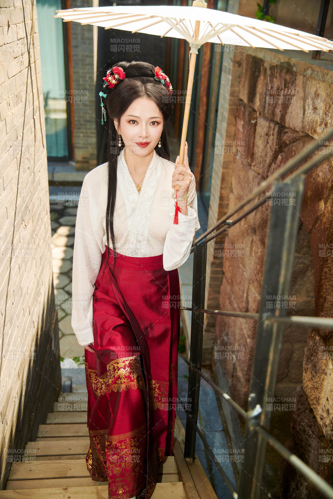 穿著漢服馬面裙手持油紙傘的東方美女