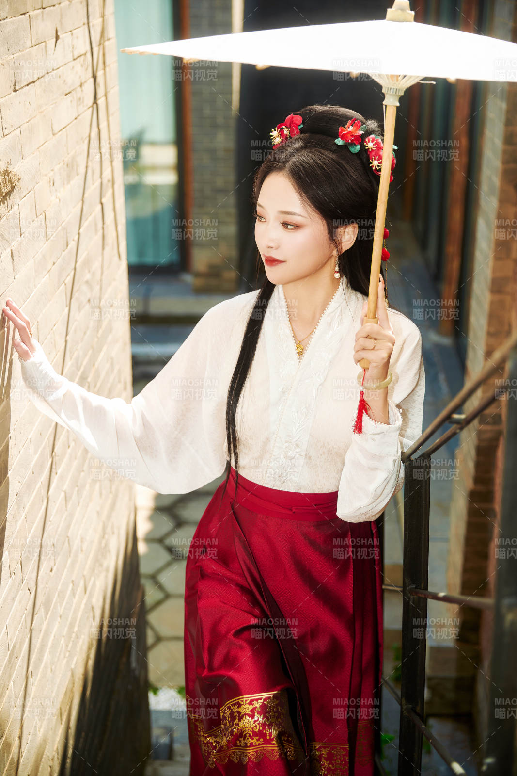 穿著漢服馬面裙手持油紙傘的東方美女