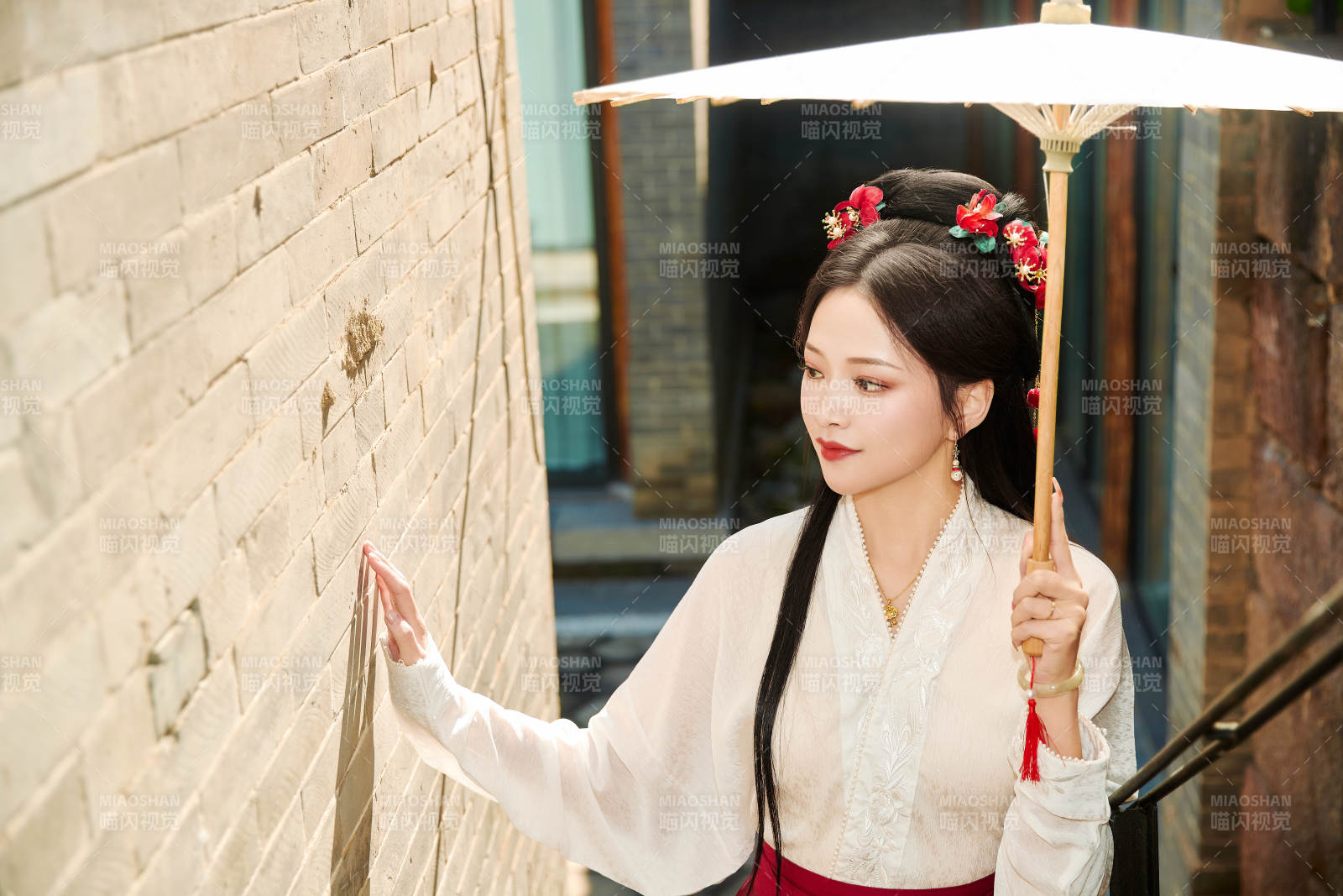 穿着汉服马面裙手持油纸伞的东方美女