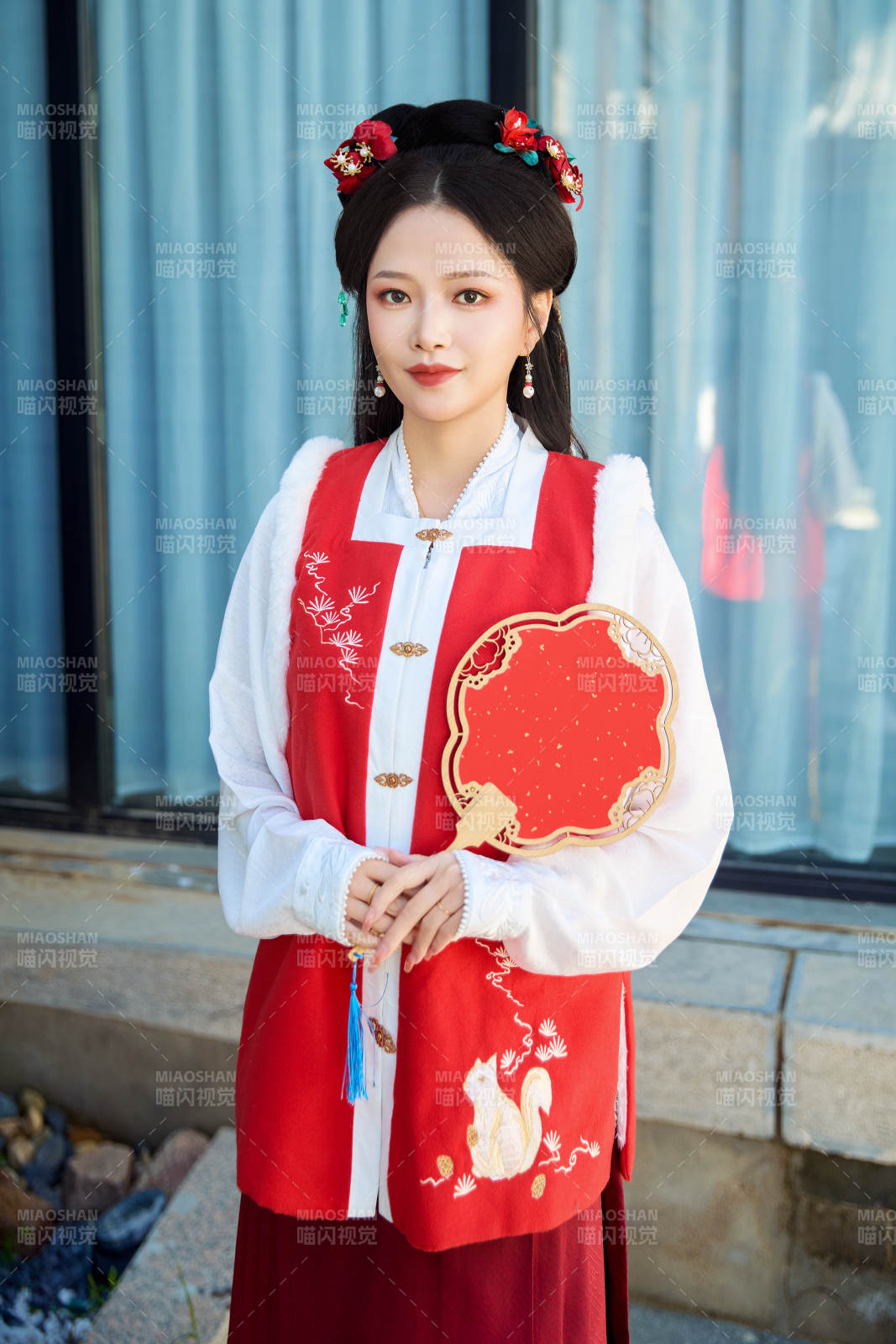 穿着中国汉族服饰马面裙的东方女性