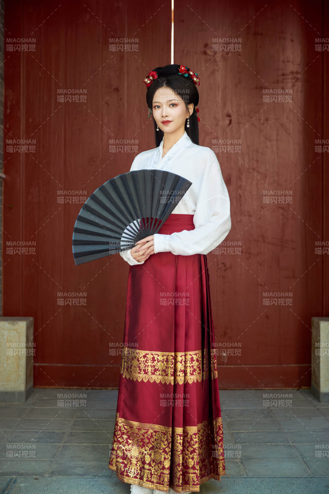 身穿漢服馬面裙手持紙扇的東方美女