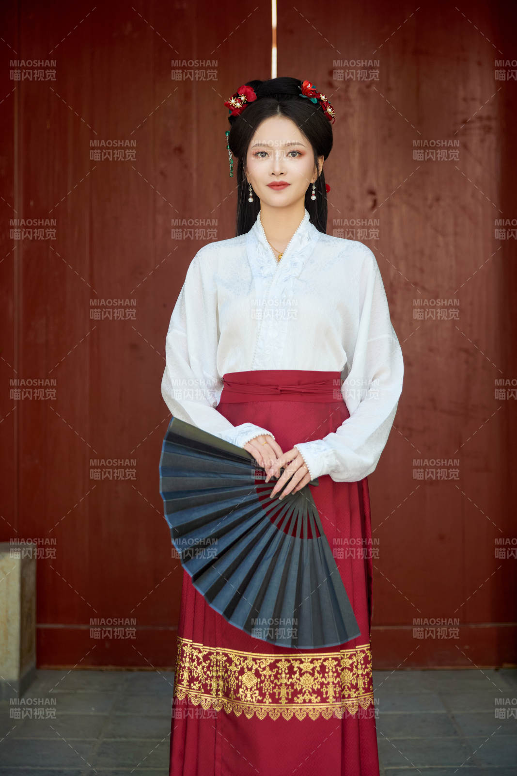 身穿漢服馬面裙手持紙扇的東方美女