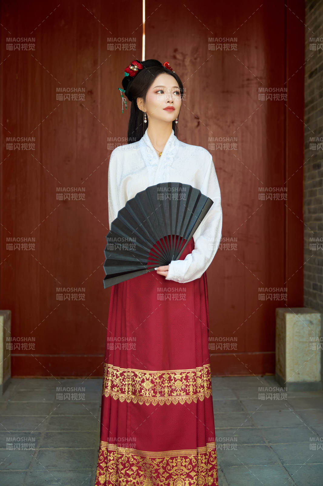 身穿漢服馬面裙手持紙扇的東方美女