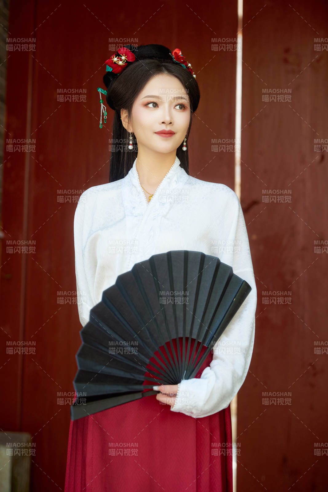 身穿漢服馬面裙手持紙扇的東方美女