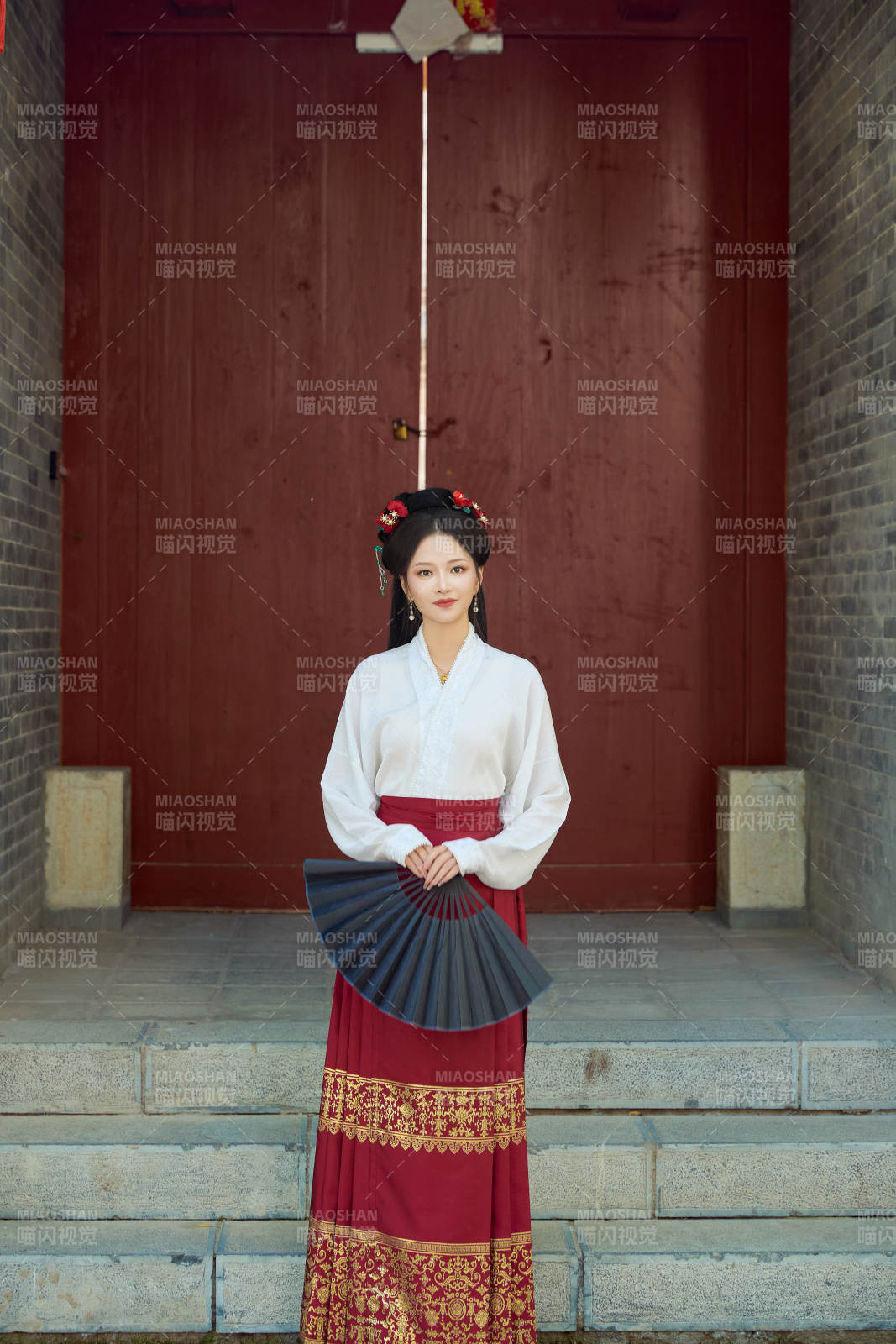 身穿漢服馬面裙手持紙扇的東方美女