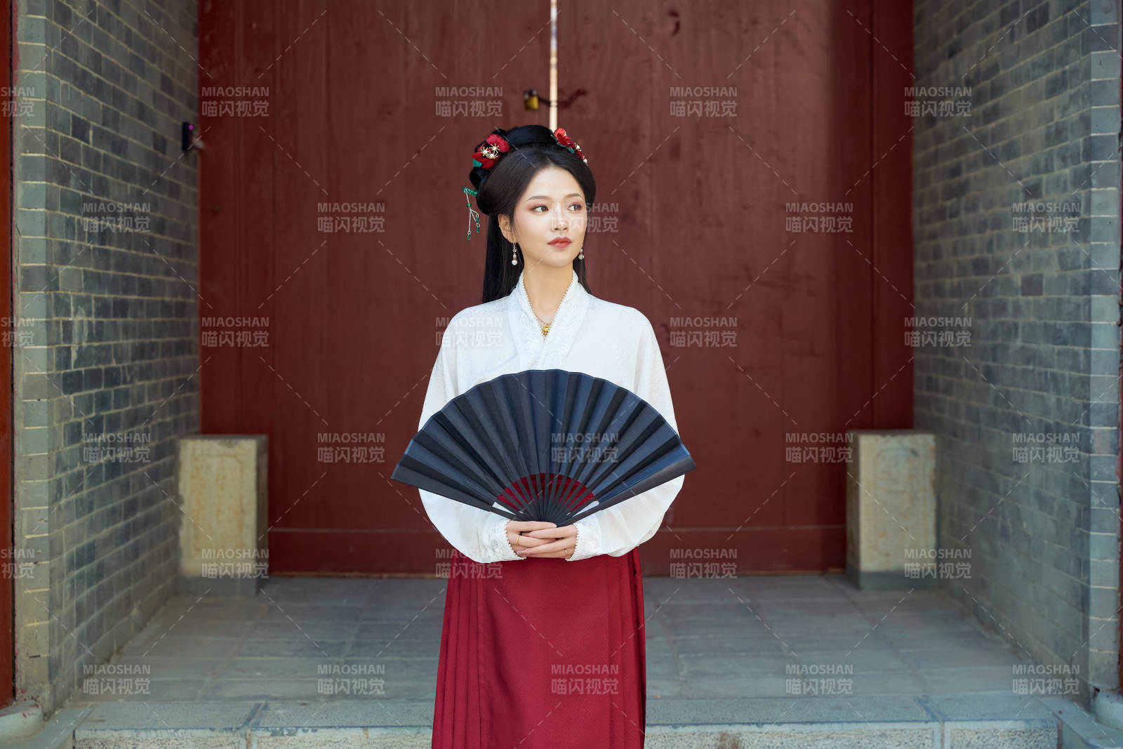 身穿漢服馬面裙手持紙扇的東方美女