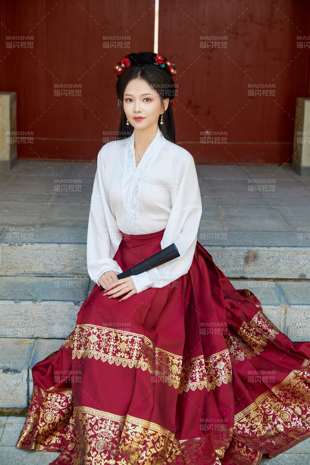 身穿漢服馬面裙手持紙扇的東方美女