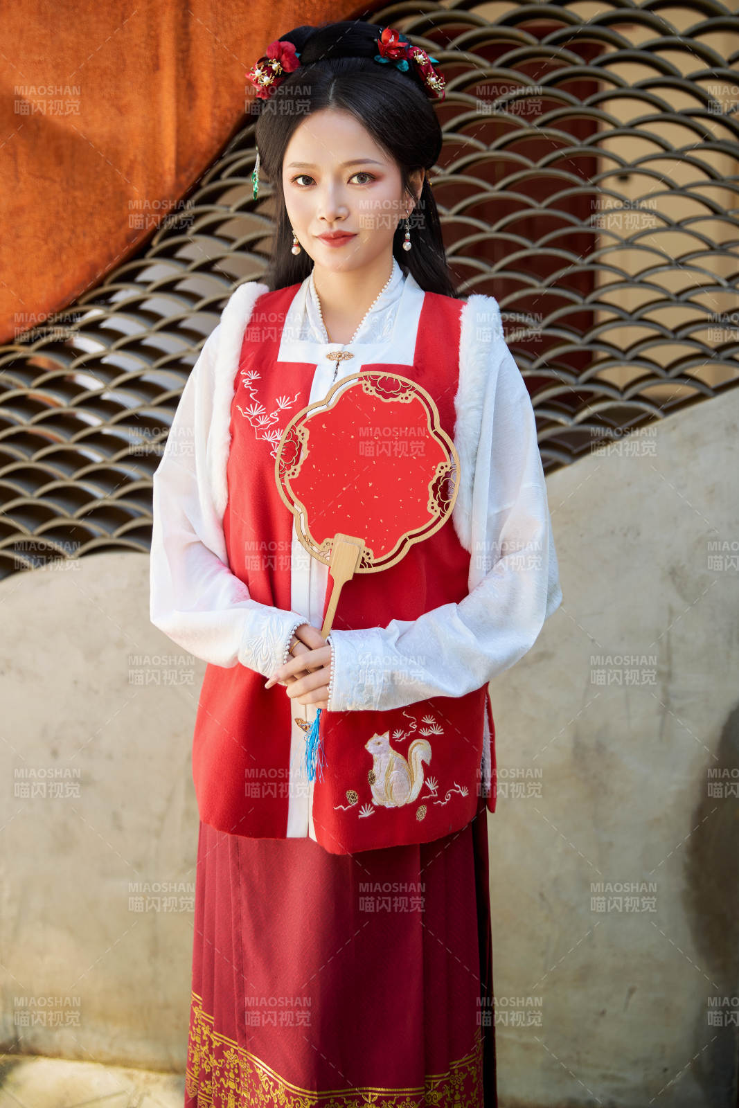 穿著中國漢族服飾馬面裙的東方女性