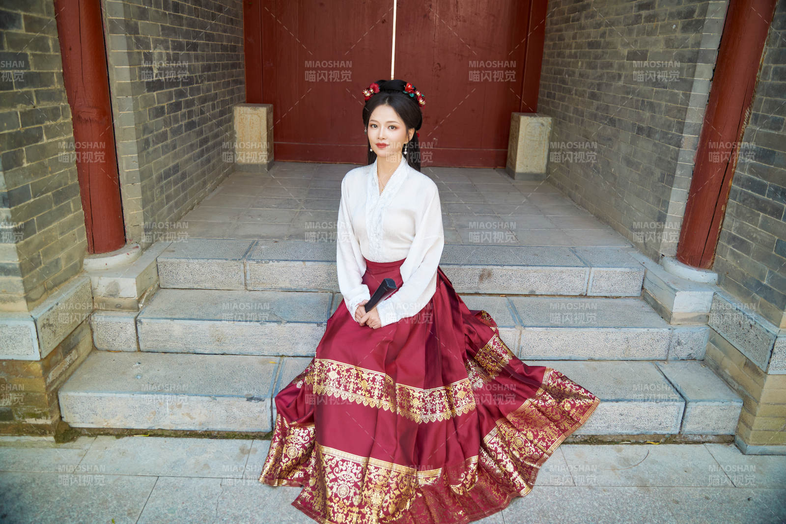 身穿汉服马面裙手持纸扇的东方美女