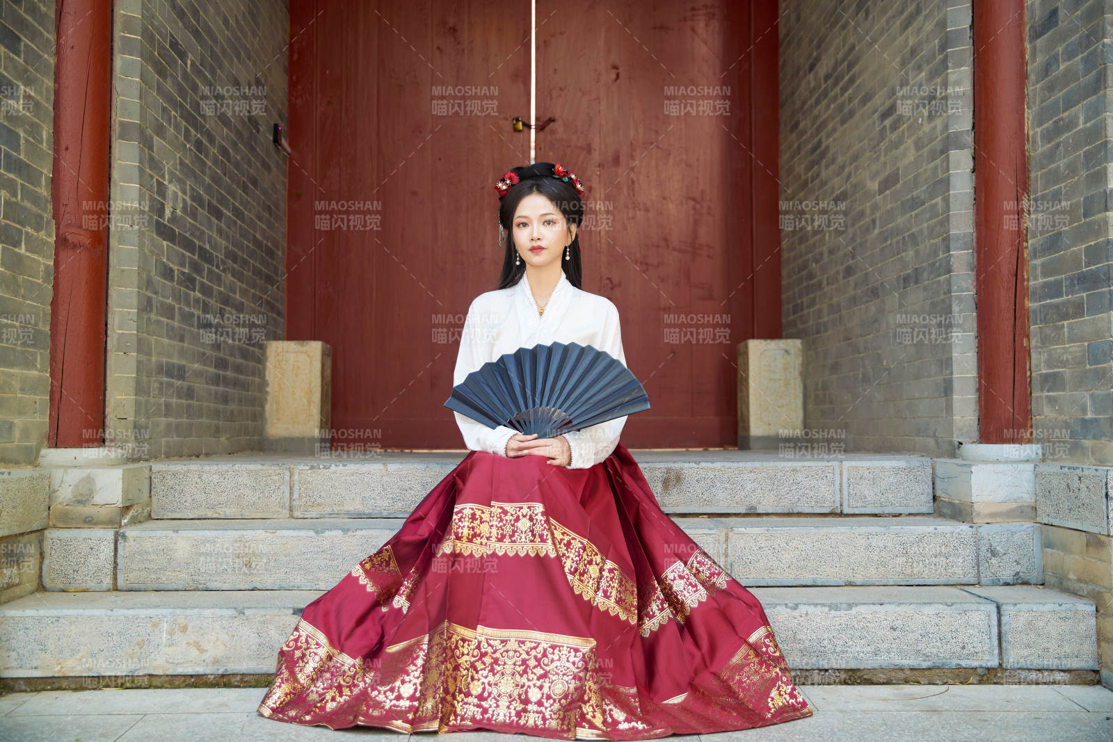 身穿漢服馬面裙手持紙扇的東方美女