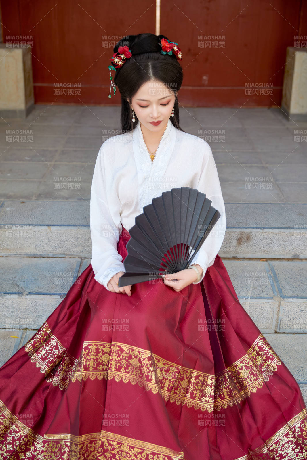 身穿漢服馬面裙手持紙扇的東方美女