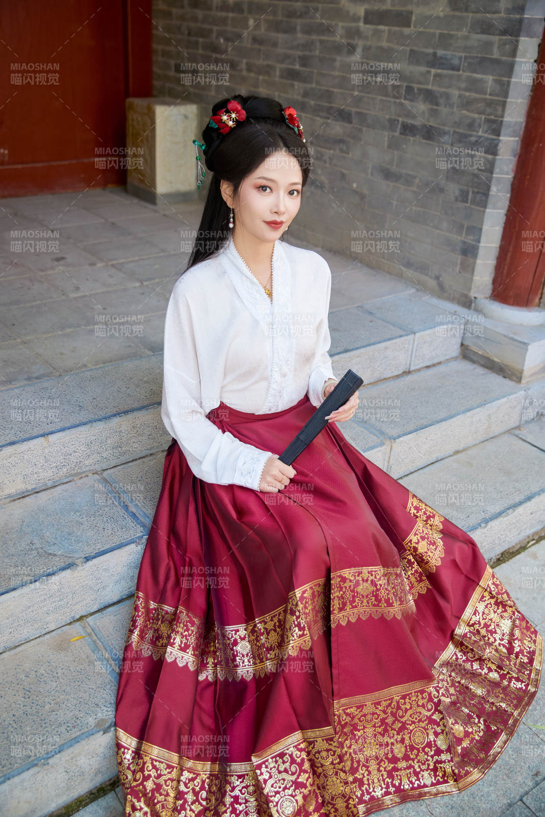 身穿漢服馬面裙手持紙扇的東方美女