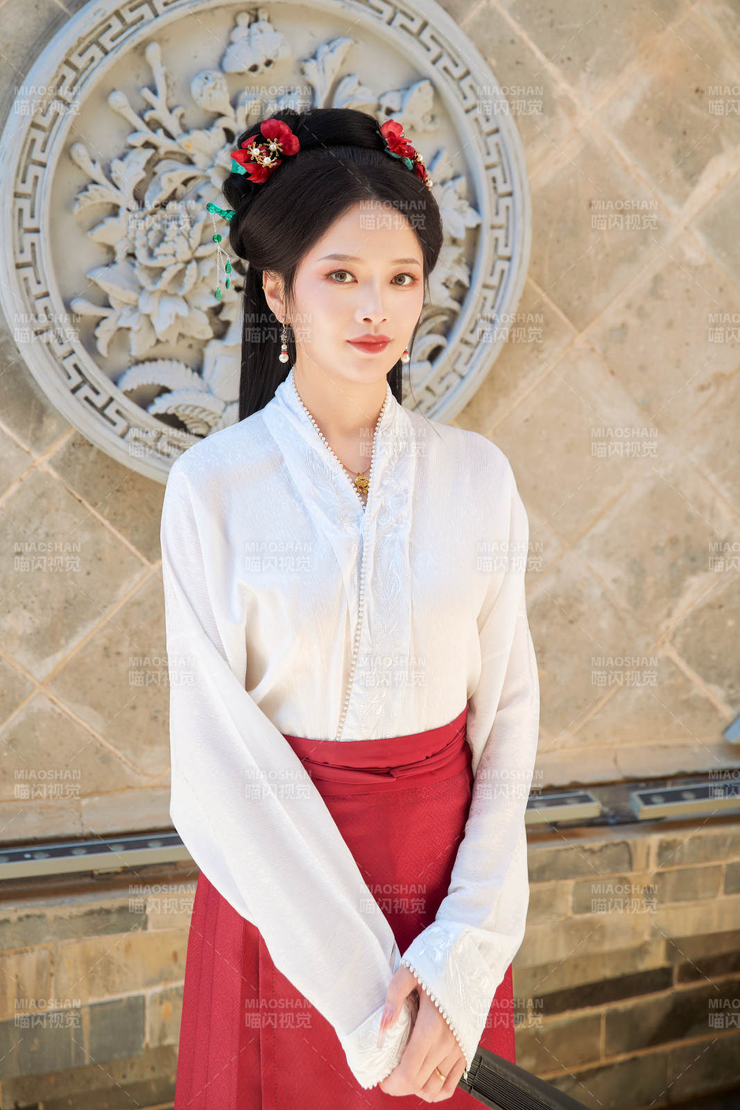 身穿漢服馬面裙手持紙扇的東方美女