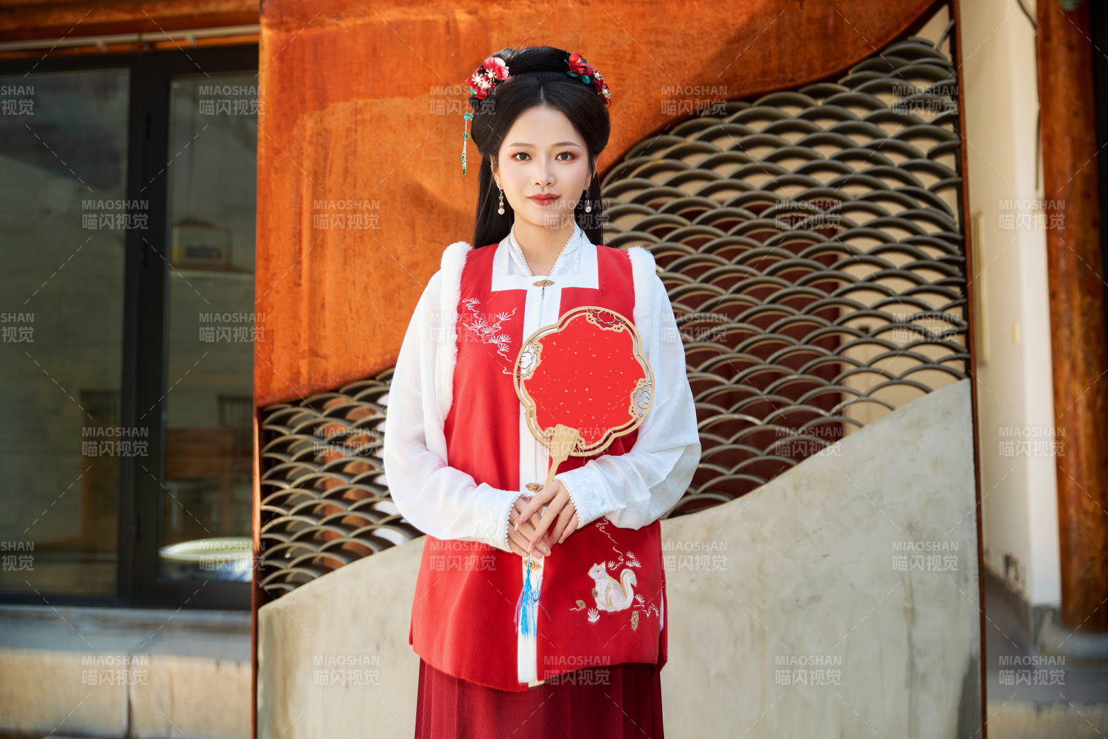 穿著中國漢族服飾馬面裙的東方女性