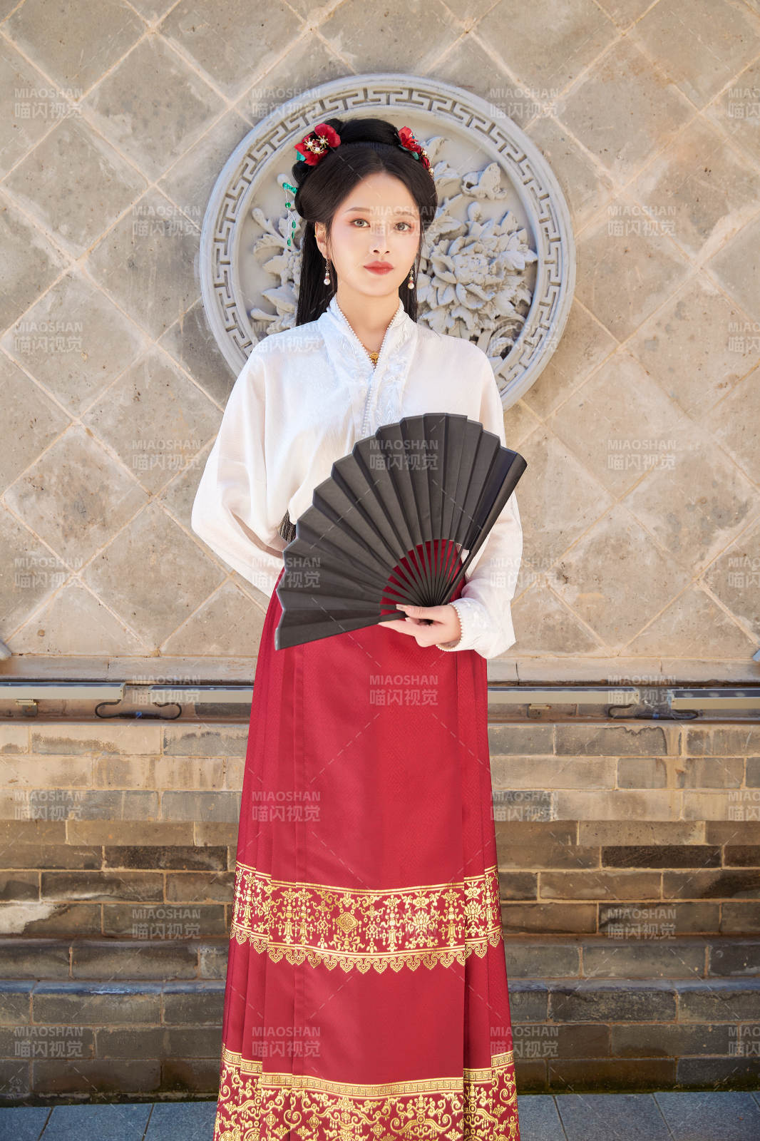 身穿漢服馬面裙手持紙扇的東方美女