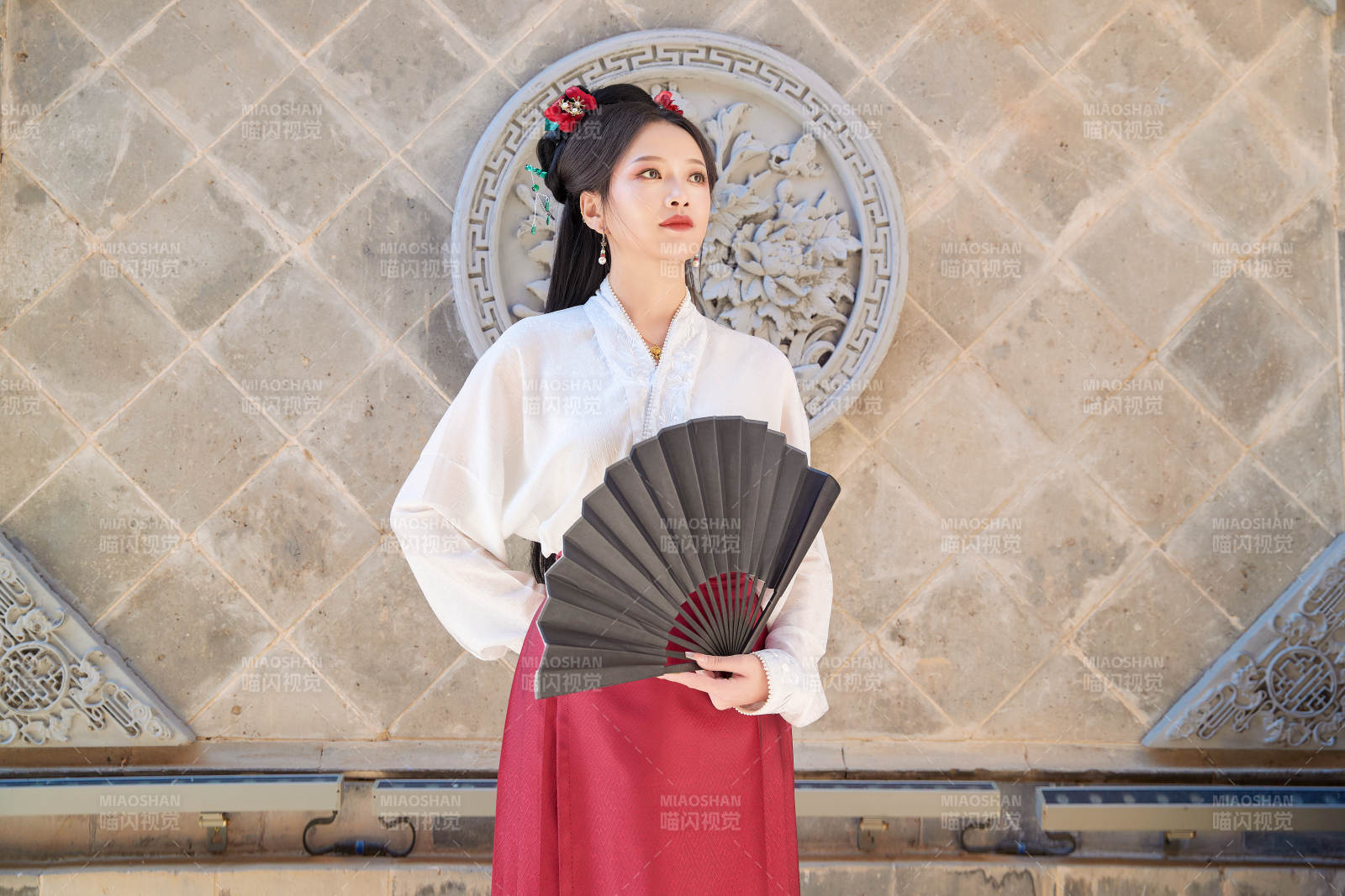 身穿漢服馬面裙手持紙扇的東方美女