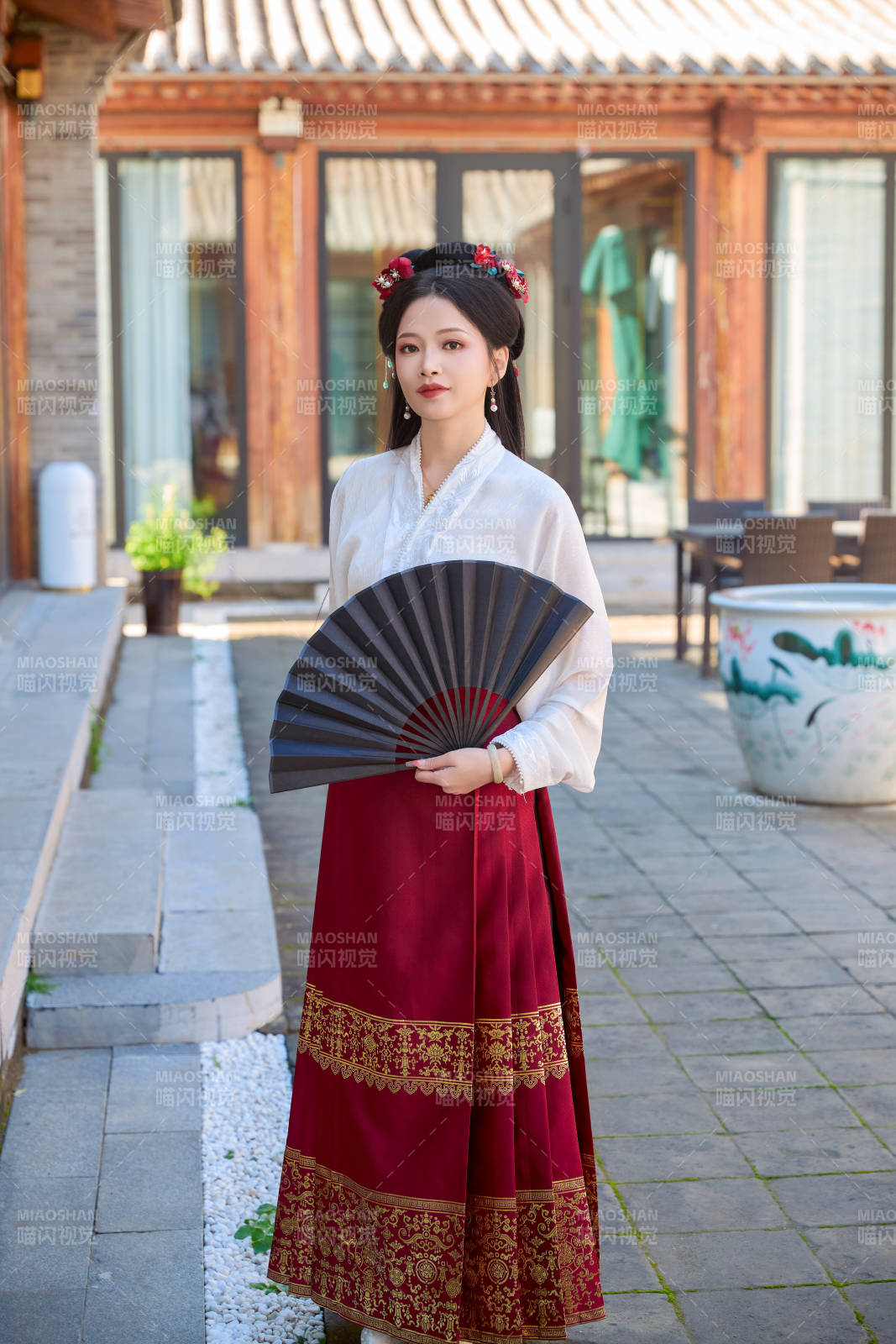 身穿漢服馬面裙手持紙扇的東方美女