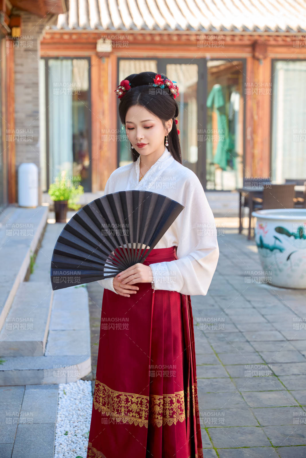 身穿漢服馬面裙手持紙扇的東方美女