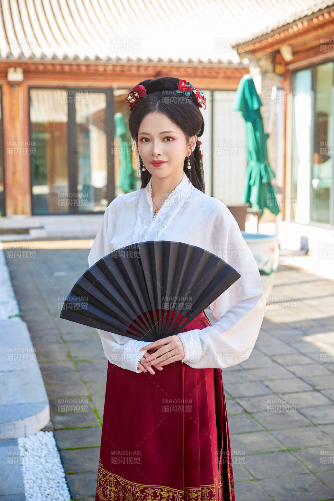 身穿漢服馬面裙手持紙扇的東方美女