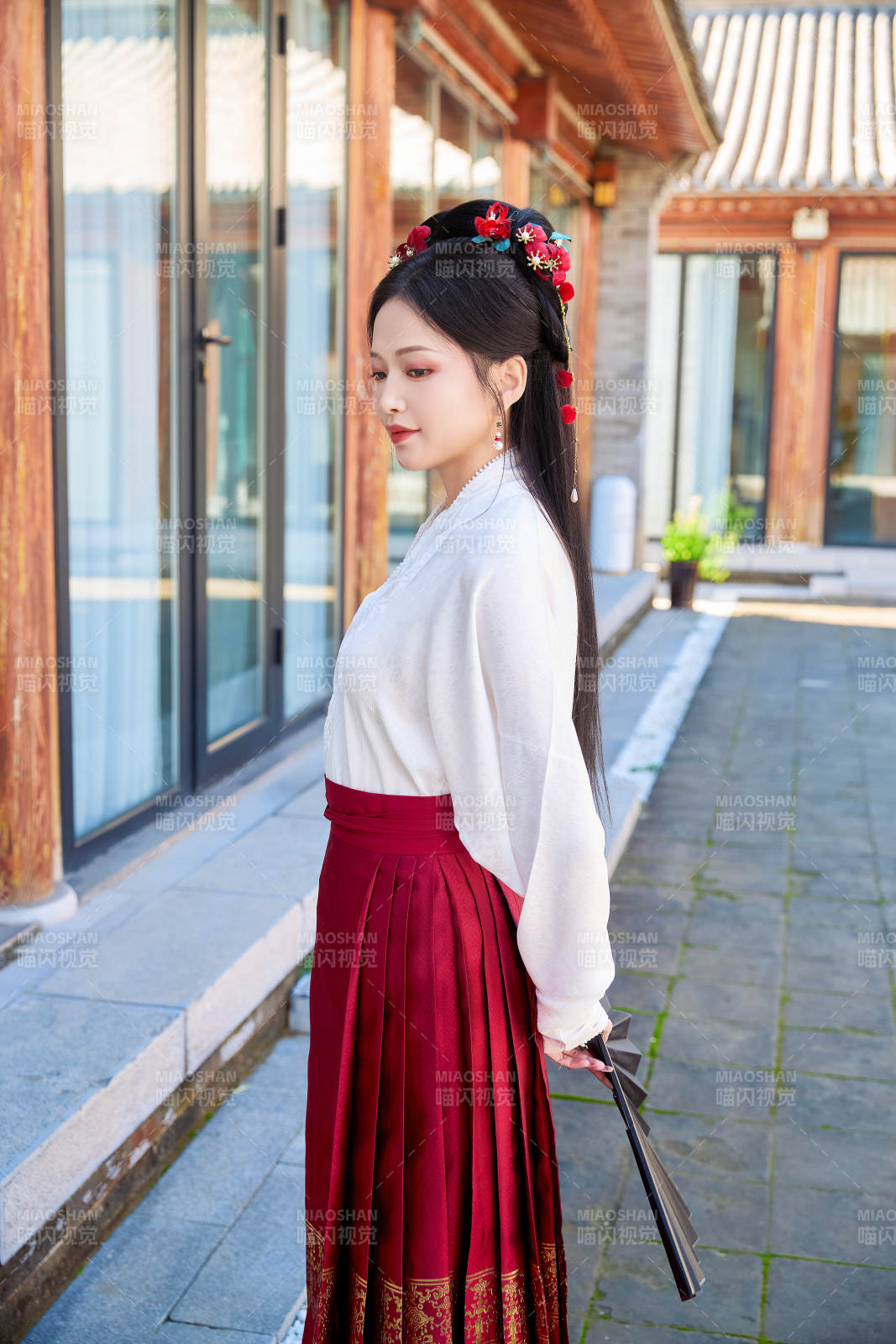 身穿漢服馬面裙手持紙扇的東方美女