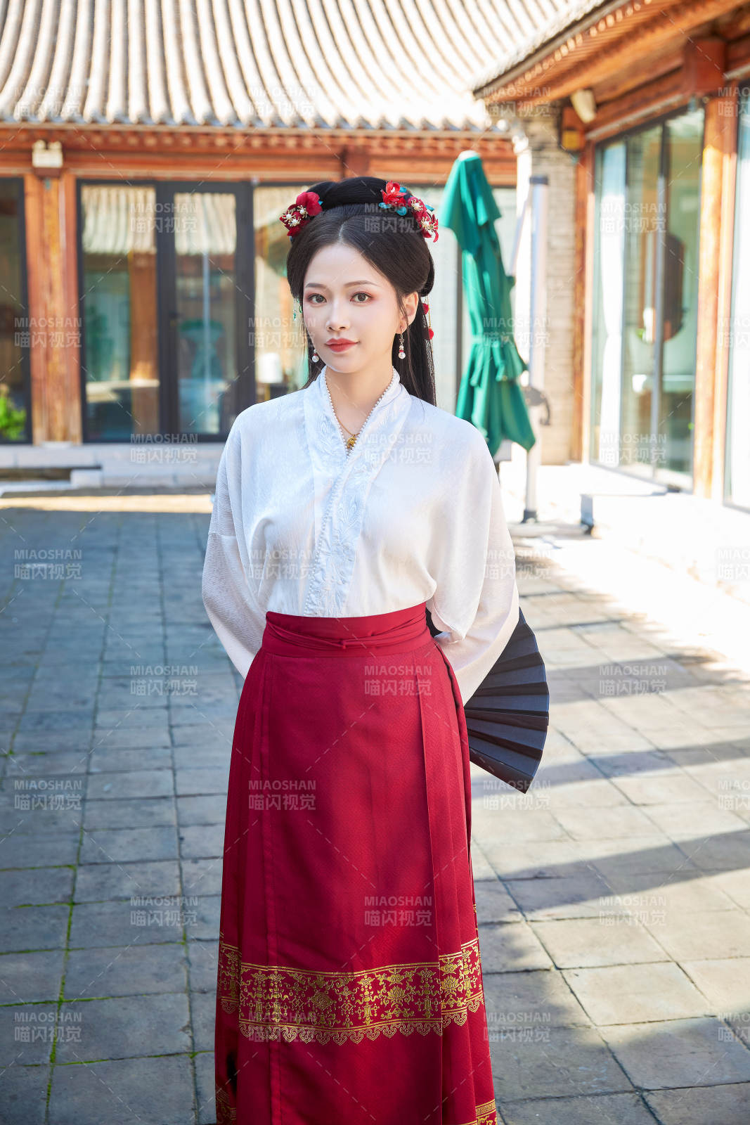 身穿漢服馬面裙手持紙扇的東方美女