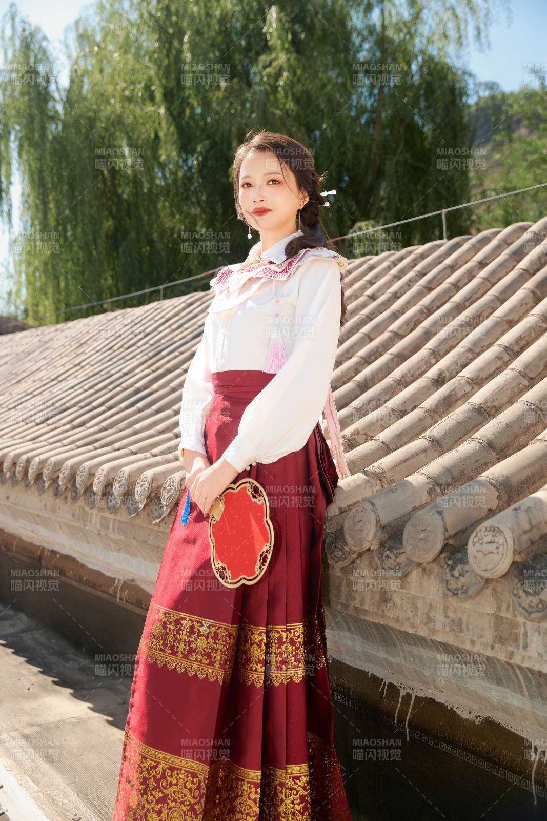 穿著中國漢族服飾馬面裙的東方女性