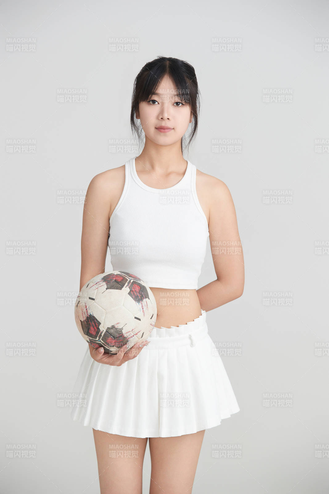 白色背景下的快樂的足球?qū)氊?>
      </div>
      <div   id=