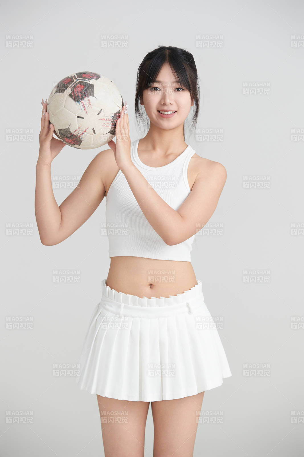 白色背景下的快樂的足球寶貝