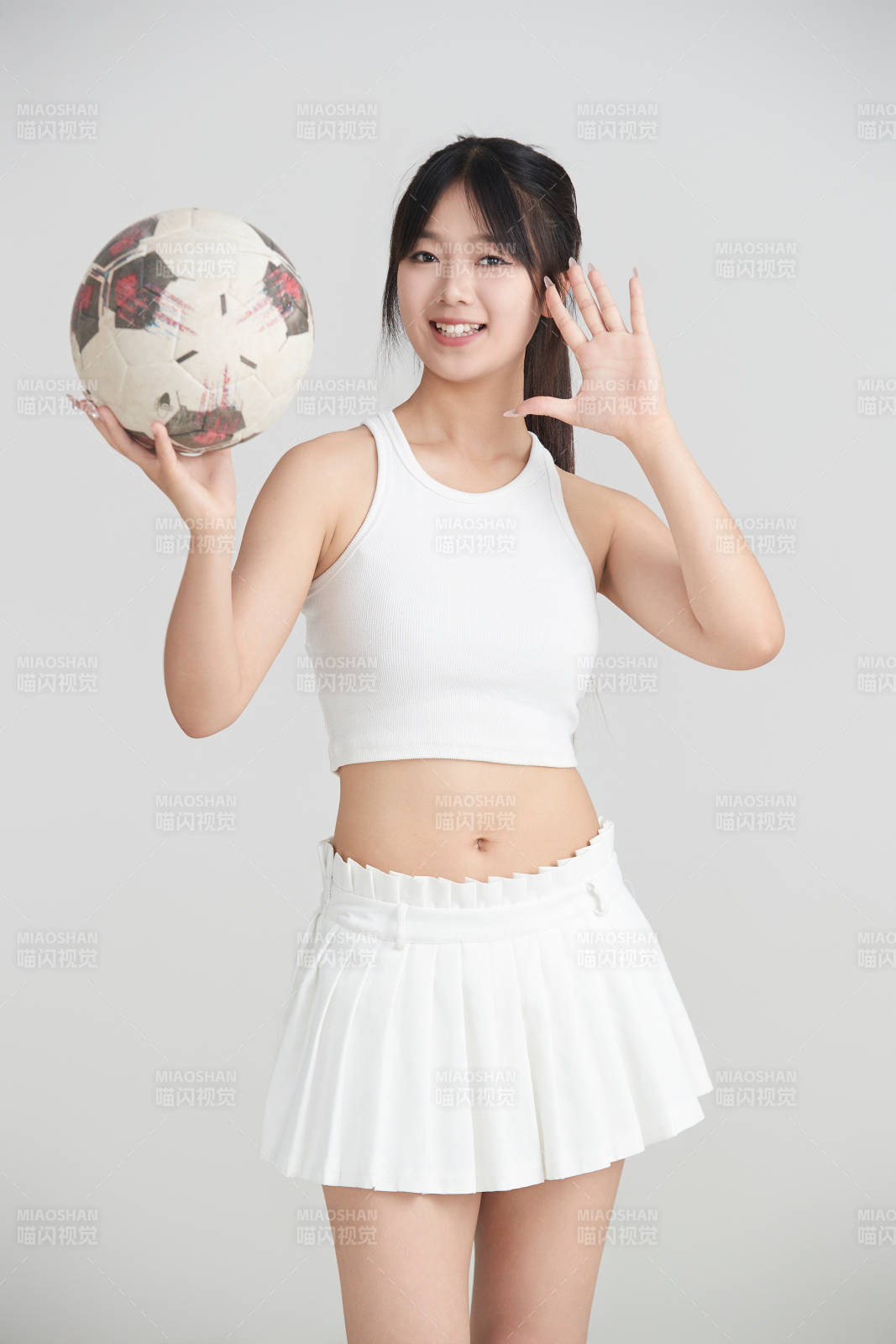 白色背景下的快樂的足球寶貝