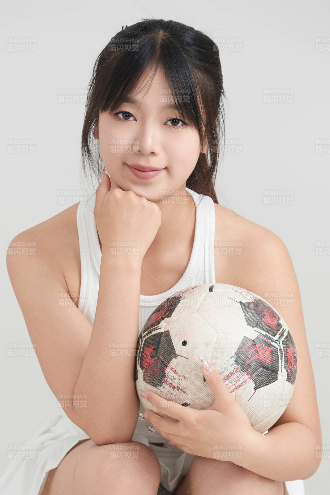 白色背景下的快樂的足球?qū)氊?>
      </div>
      <div   id=