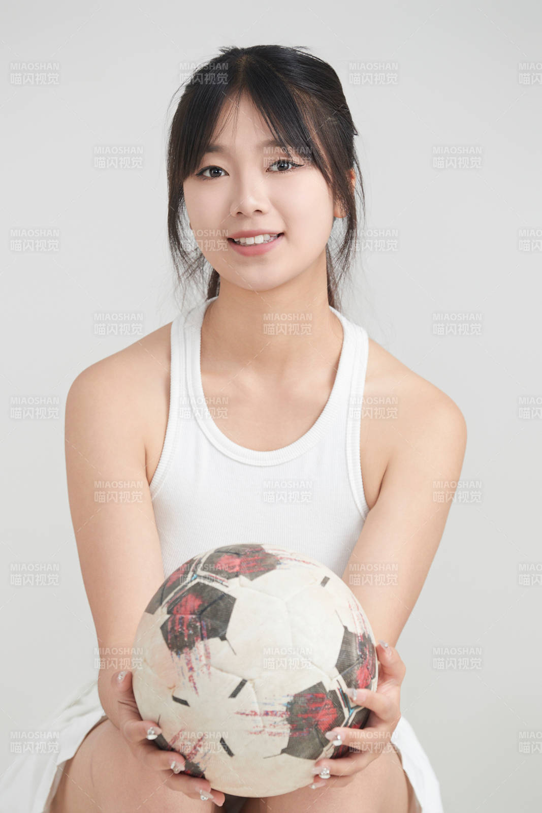 白色背景下的快樂的足球寶貝