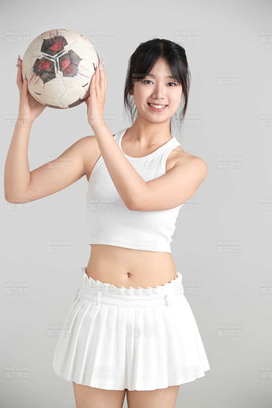 白色背景下的快樂的足球?qū)氊?>
      </div>
      <div   id=