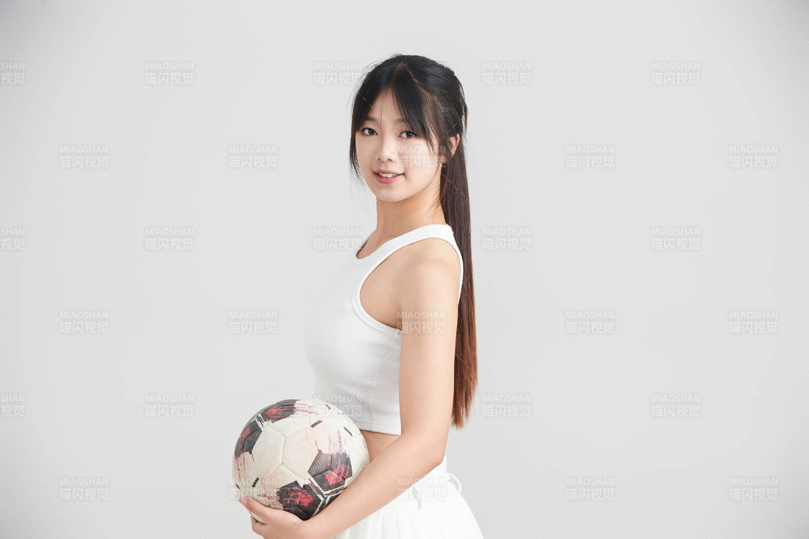 白色背景下的快樂的足球寶貝