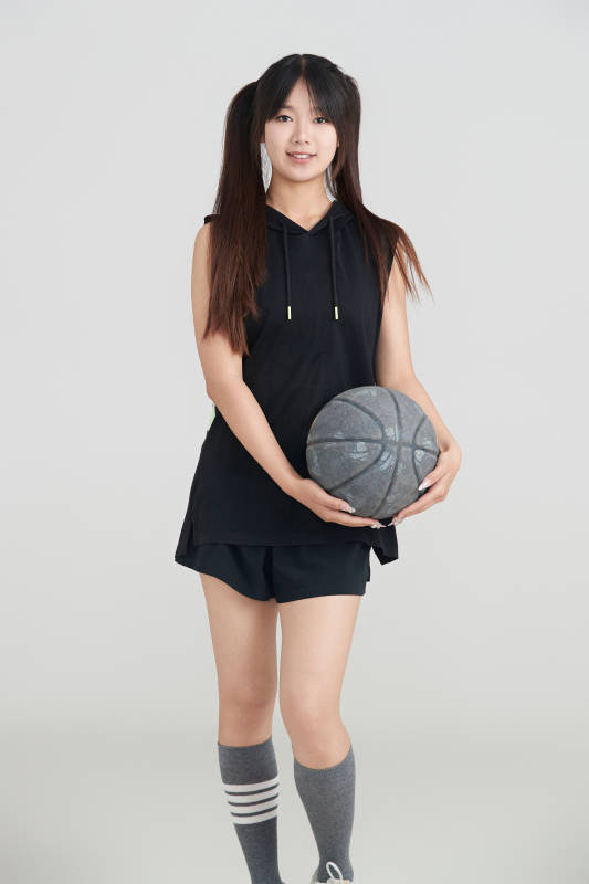 白色背景下的年轻女孩和篮球