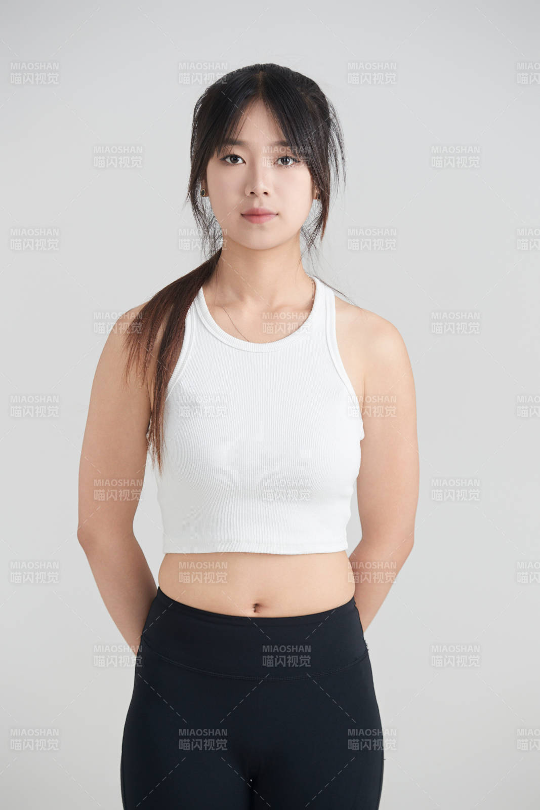 白色背景下作運(yùn)動(dòng)健身的亞洲女性