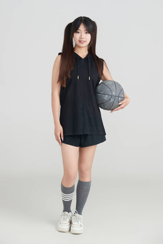 白色背景下的年轻女孩和篮球