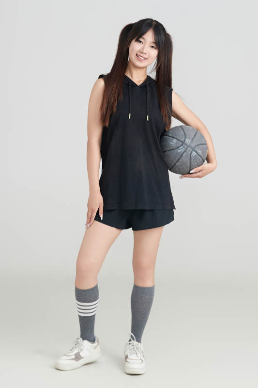 白色背景下的年轻女孩和篮球