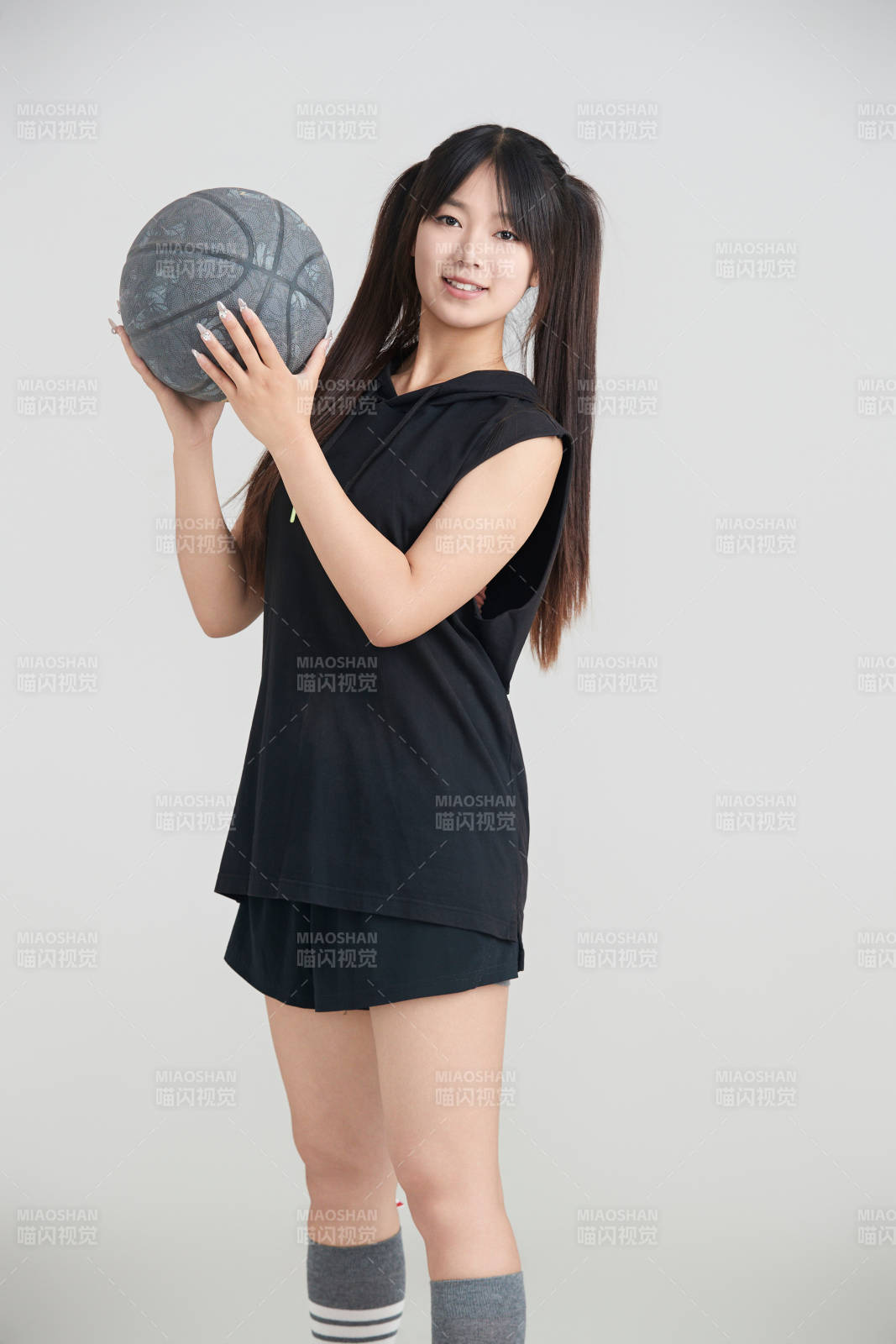 白色背景下的年輕女孩和籃球