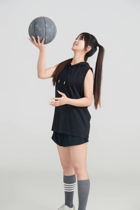 白色背景下的年轻女孩和篮球