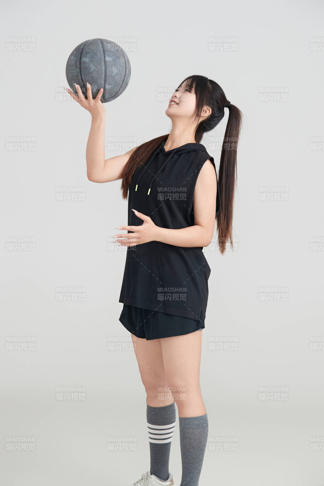 白色背景下的年轻女孩和篮球