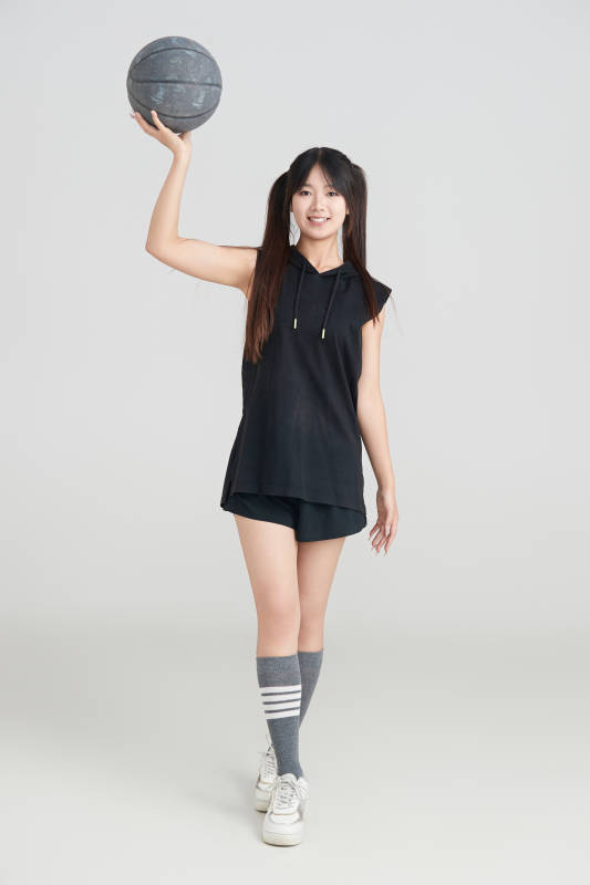 白色背景下的年轻女孩和篮球