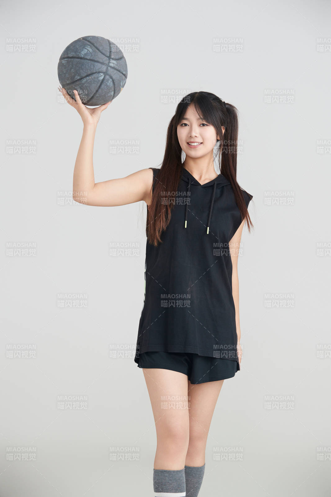 白色背景下的年輕女孩和籃球